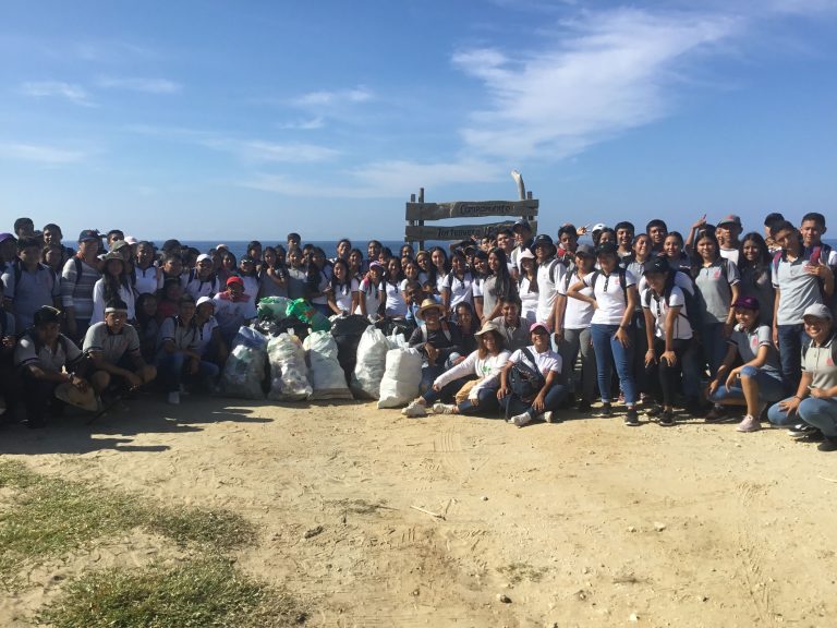 Limpieza de la playa palmarito con una escuela