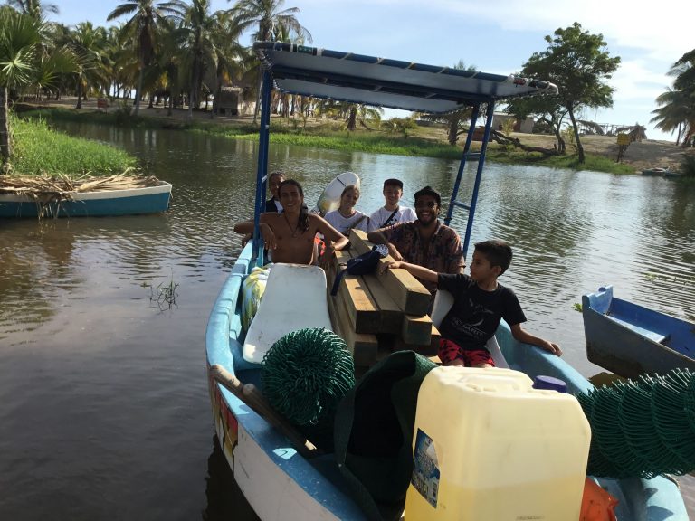 Voluntariados haciendo el nuevo vivero