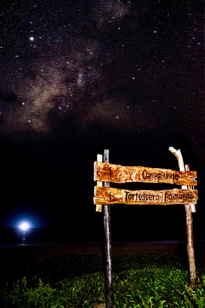 Observacion de las estrellas en la playa